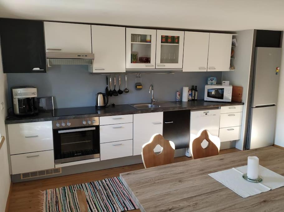 Upcycling Appartement Fischl - Nachhaltig Und Kreativ Wohnen Fuer Gross Und Klein Jenbach Buitenkant foto